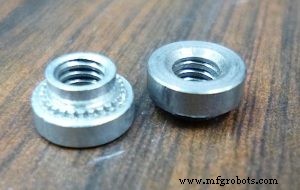 Comprendre les écrous à sertir (swage nuts) : comment ils fixent la tôle en aérospatiale
