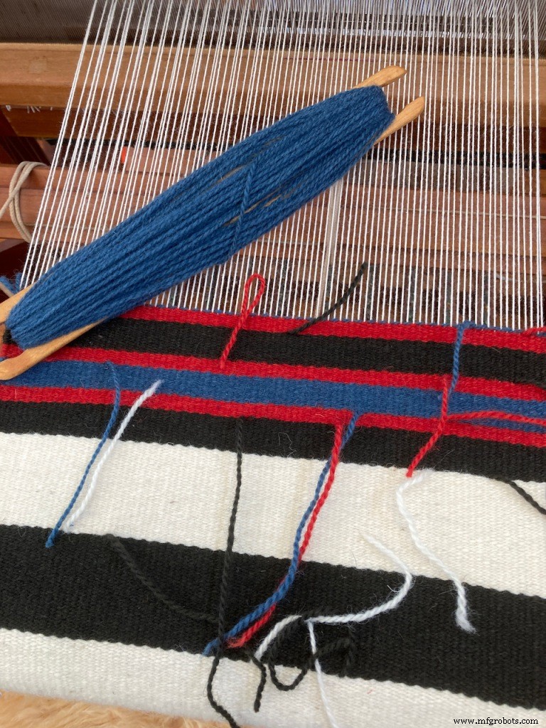 Maîtriser le noir : techniques de teinture naturelle pour des tons riches et profonds