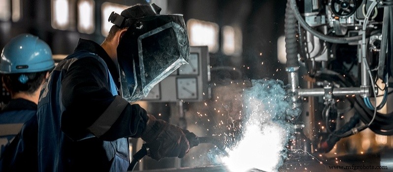 Fabricants face à une pénurie de 2 millions de travailleurs et un écart de compétences