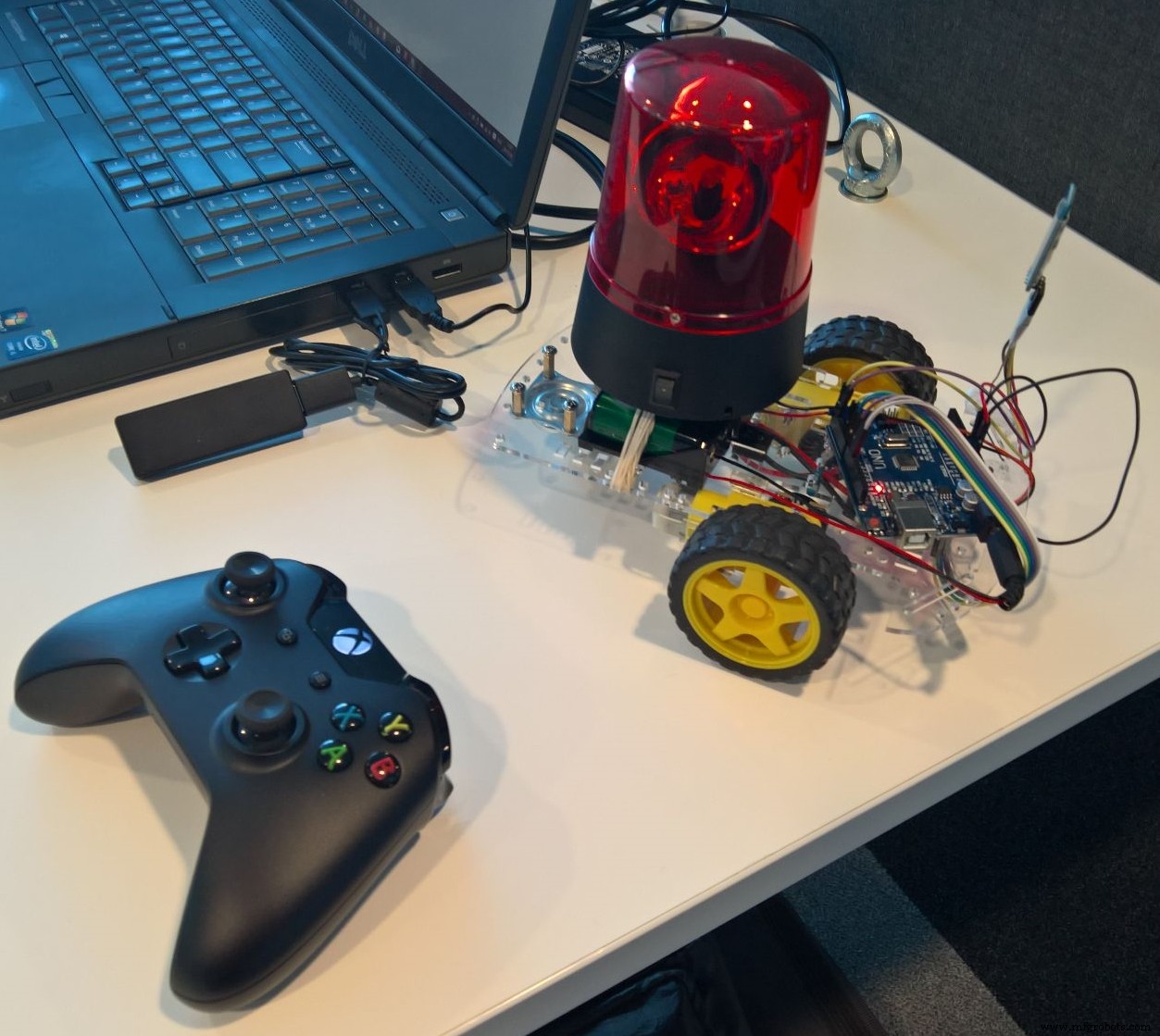 Contrôlez un rover Arduino avec Firmata et une manette Xbox One