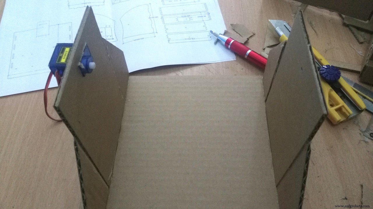 Labyrinthe à billes Arduino : jeu de plateau en carton motorisé