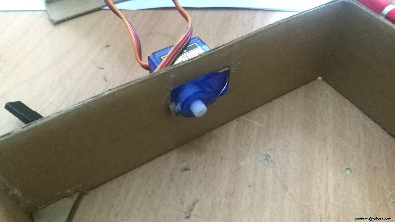 Labyrinthe à billes Arduino : jeu de plateau en carton motorisé