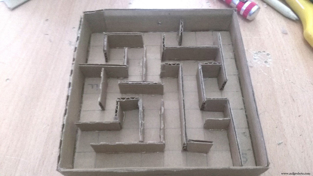 Labyrinthe à billes Arduino : jeu de plateau en carton motorisé