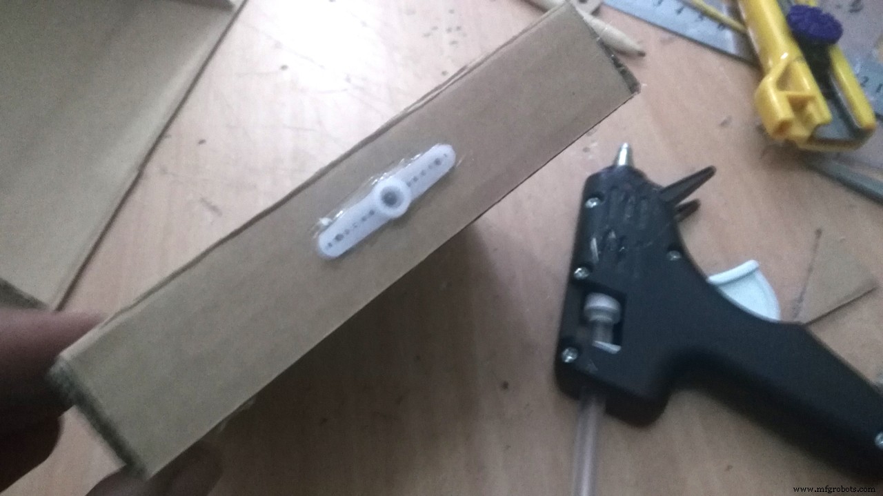 Labyrinthe à billes Arduino : jeu de plateau en carton motorisé