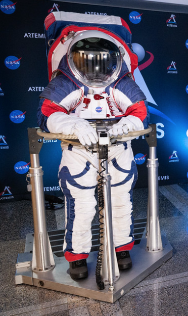NASA présente les combinaisons spatiales de nouvelle génération pour les missions lunaires Artemis