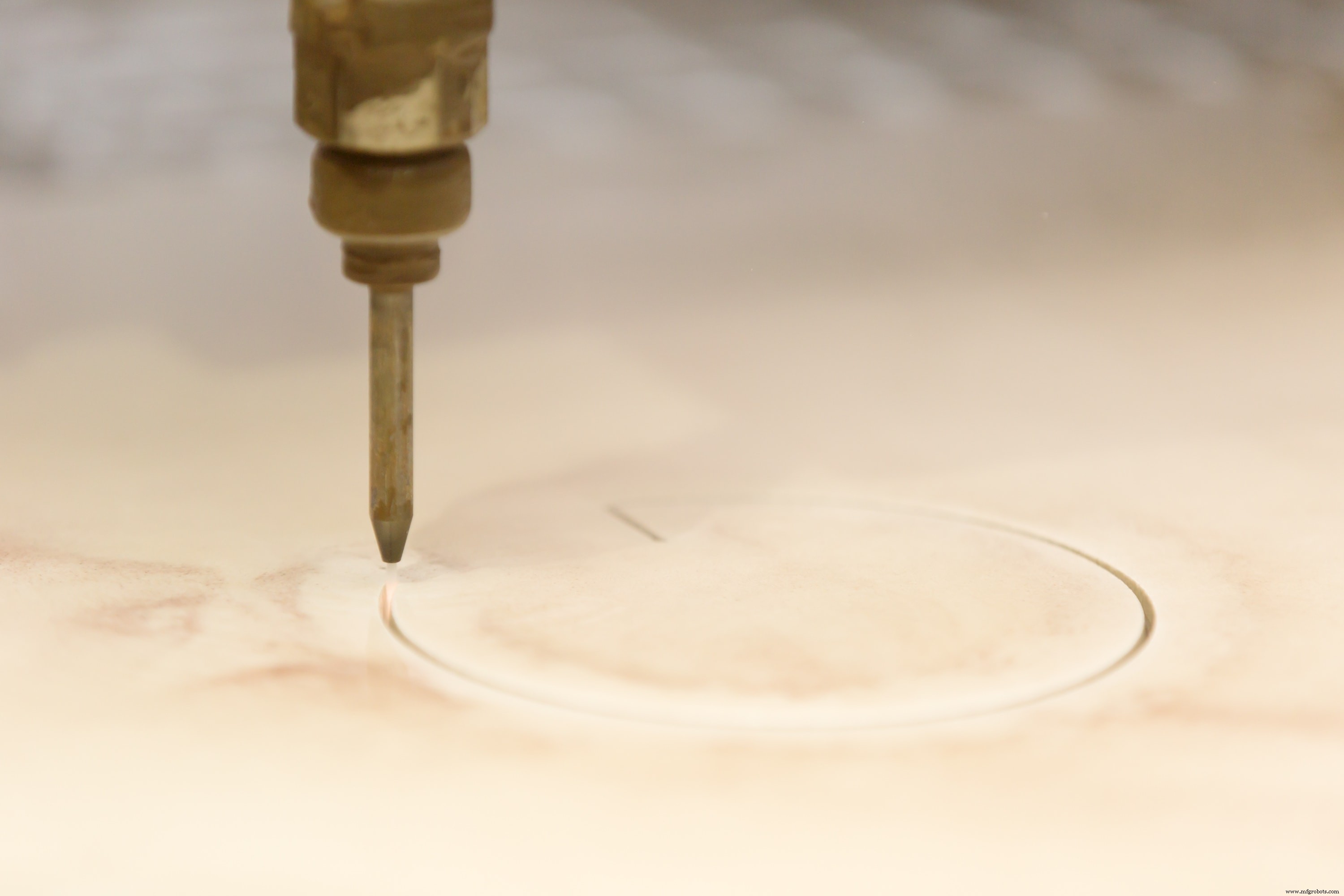 Comment fonctionnent les machines de découpe au jet d eau : fabrication métallique de précision expliquée