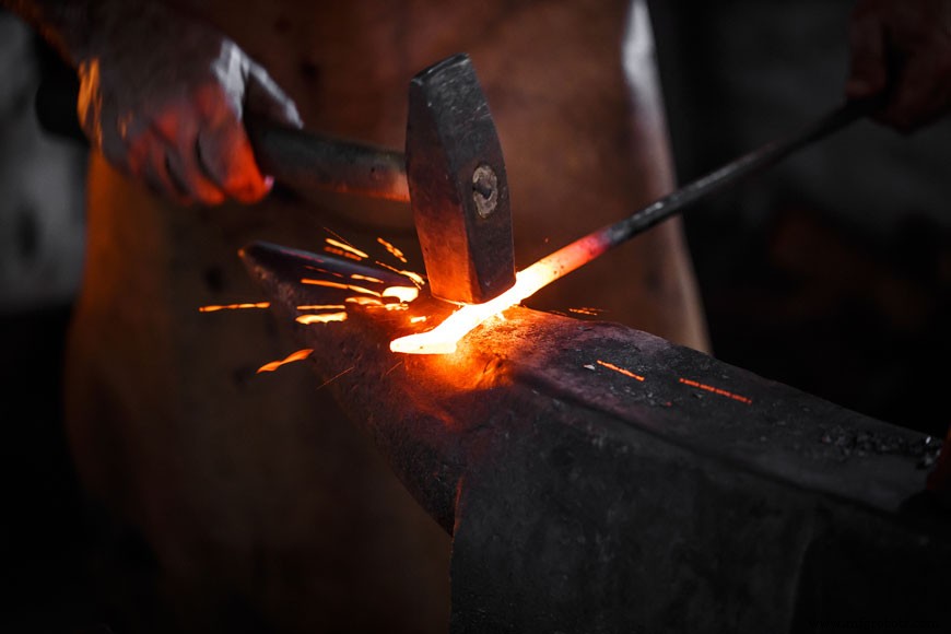 Secrets de la forge : Maîtriser les techniques de forgeage modernes