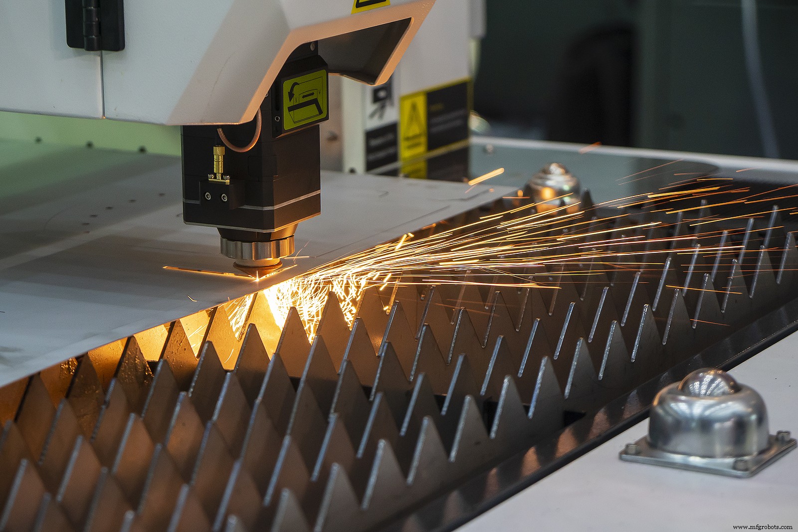 La tôle expliquée : Utilisations, matériaux et techniques de fabrication