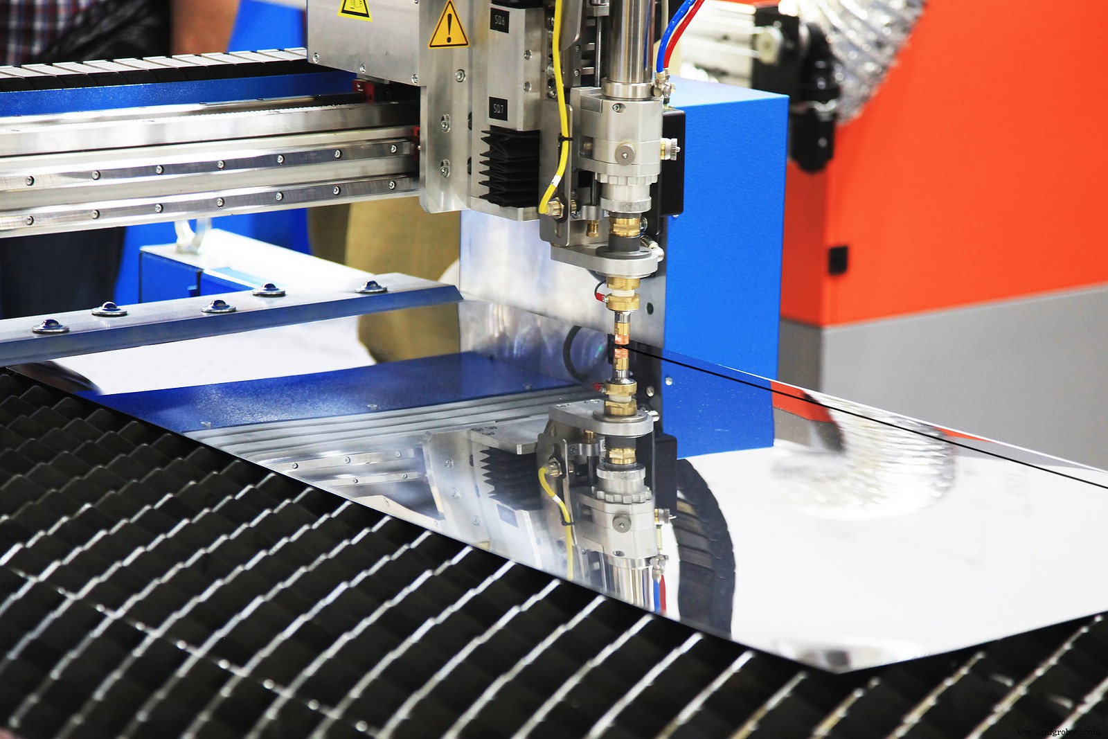 La tôle expliquée : Utilisations, matériaux et techniques de fabrication
