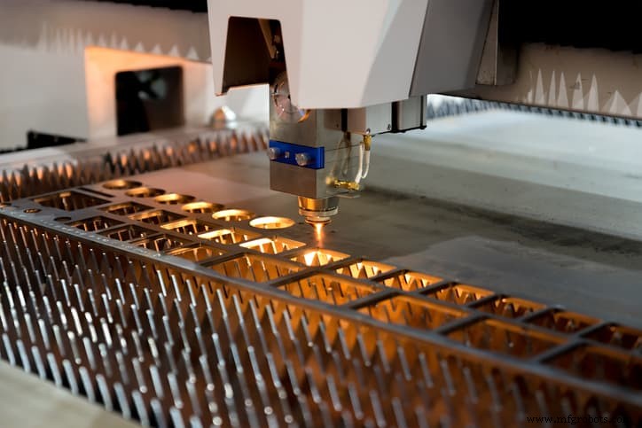 Découpe laser de tôle : maîtriser les fondamentaux de la fabrication de précision