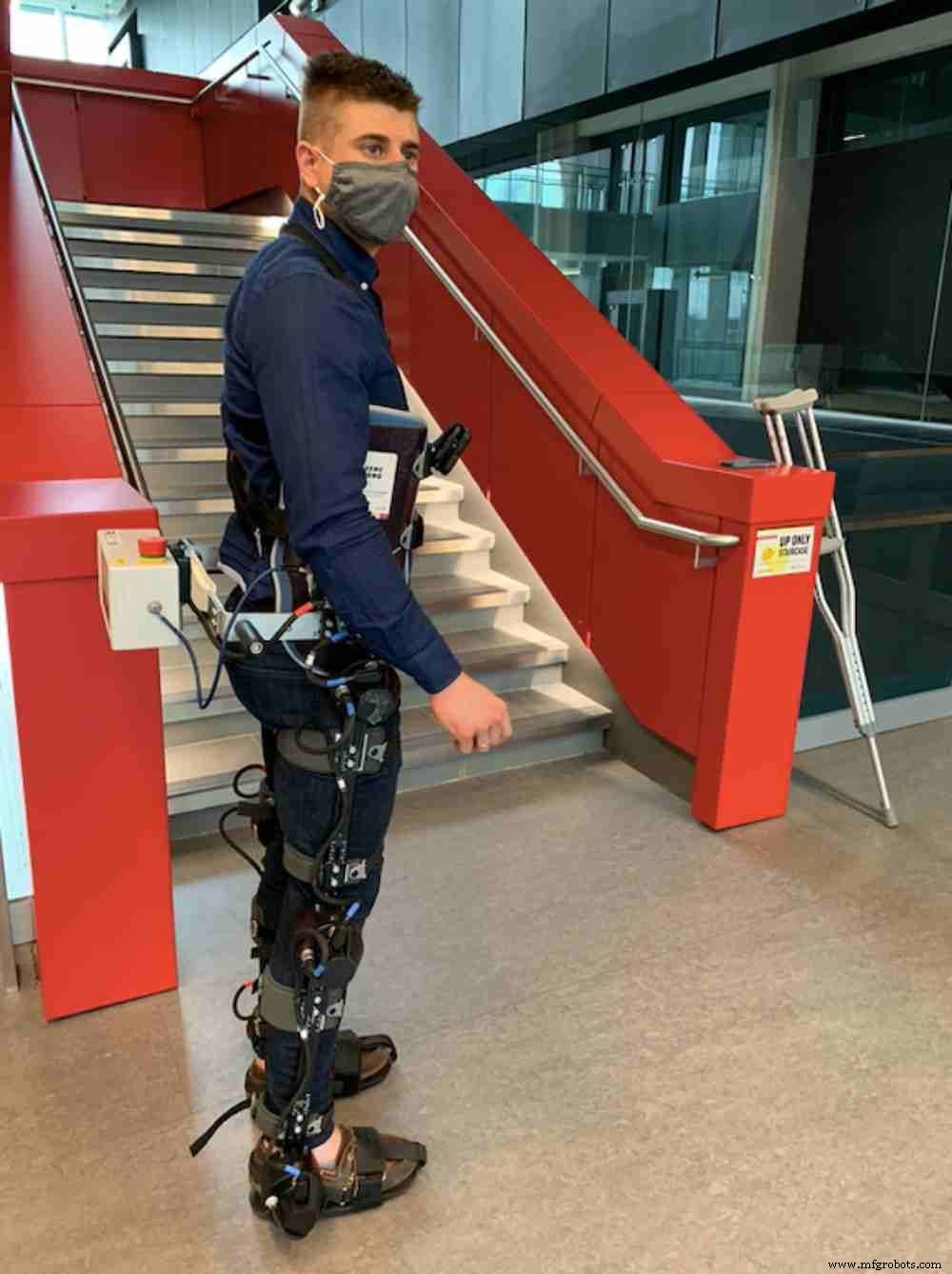 Jambes d exosquelette IA apprennent à marcher de manière autonome