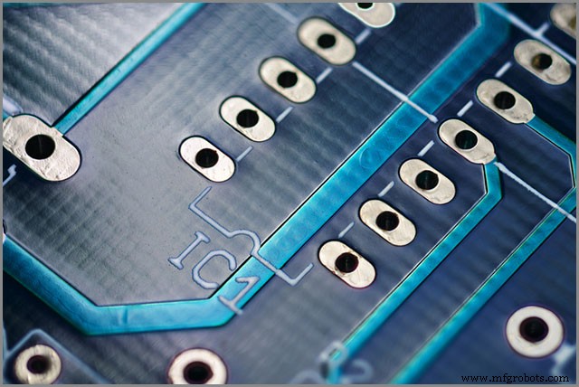 Le rôle crucial de la technologie traversante métallisée (PTH) dans la fabrication PCB moderne