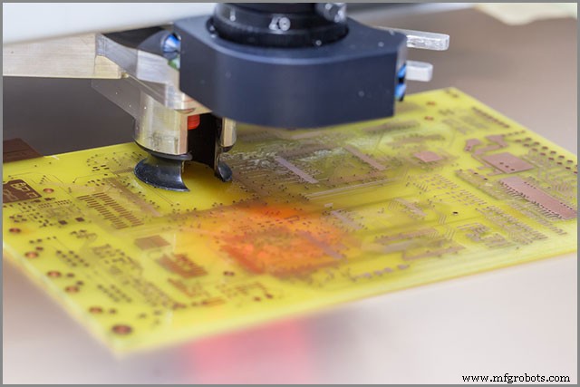 Le rôle crucial de la technologie traversante métallisée (PTH) dans la fabrication PCB moderne