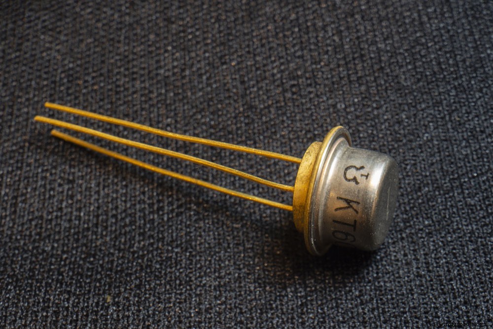 Transistor 2SC2879 : caractéristiques clés, brochage et applications