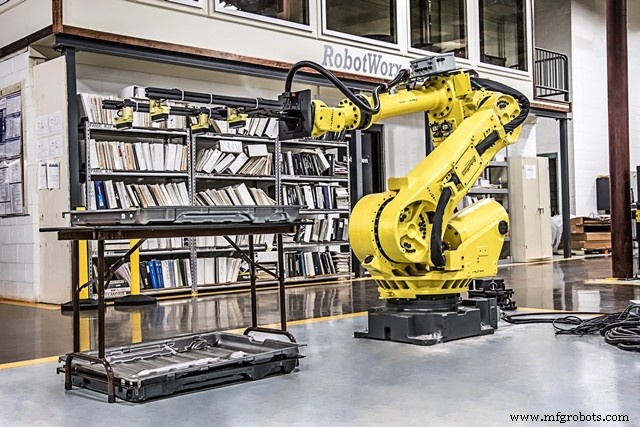 Améliorer la fabrication métallique avec des robots de manutention avancés